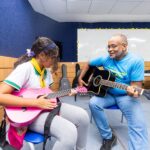 Oficina “Som que abraça” promove inclusão e acesso cultural para jovens neurotípicos